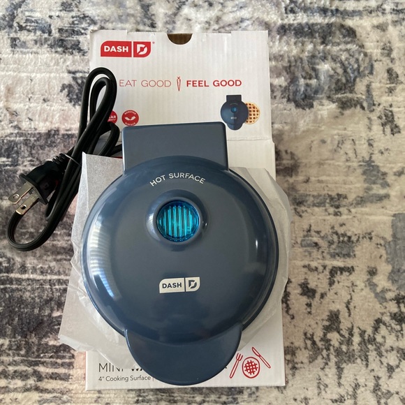 Dash Mini Waffle Maker 🧇 - Picture 2 of 7